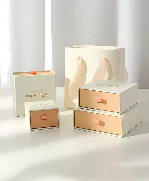 kartonnen doos met laden 